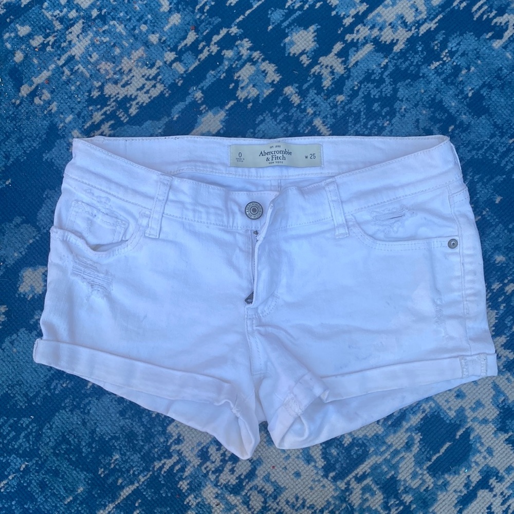 White Abercrombie and Fitch jeans shorts, worn less than 5 times. Size 0/25waist